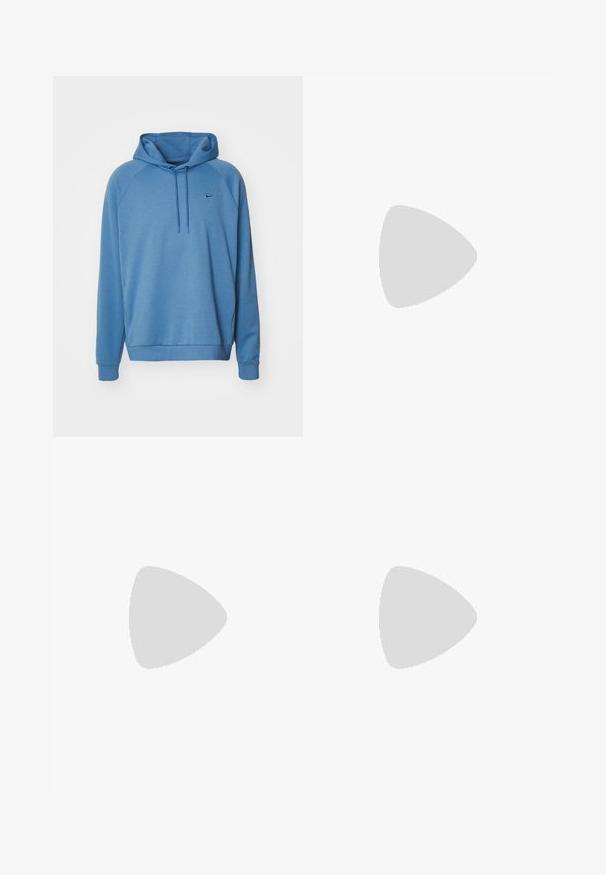 Sweatshirt azul com capuz, feito de tecido macio, apresentando um design simples, mangas raglan longas e um pequeno logo no peito.; T-shirts brancos de algodão, mangas curtas, design de gola redonda, com textura lisa, empilhados em fila, com uma marcação subtil na gola.; Calças de treino azul-marinho feitas de tecido texturizado, com um logotipo de Paris na coxa esquerda e um swoosh branco da Nike na direita.; Sapatilha de pele preta com superfície texturizada, swoosh branco da Nike, sola cinza, bico redondo e design com atacadores. Apresenta perfurações na caixa dos dedos.