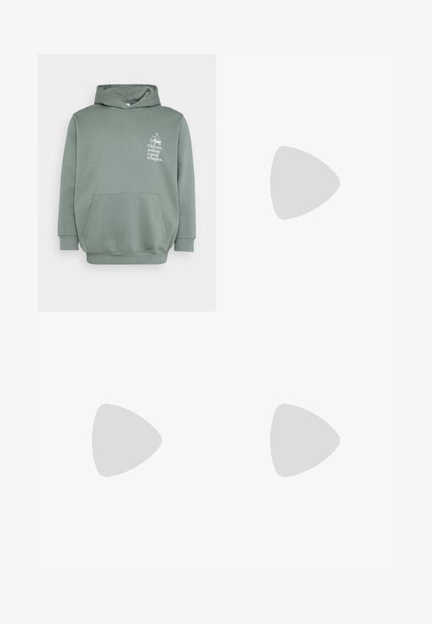 Lichtgroene hoodie gemaakt van zachte stof. Heeft een voorzak, een capuchon met trekkoorden en bedrukt tekst met een grafisch ontwerp op de borst.; Grijze katoenen loungebroeken met een elastische tailleband, trekkoord en twee zijzakken; rechte pijpen, zachte textuur, zonder patronen.; Tan suède enkelboot met zwart gevoerd kraagje, gouden metalen oogjes, witte stikdetails en een robuuste rubberen zool met uitgesproken profiel.; Zonnebril met een slank, lichtgrijs kunststof frame, wikkelontwerp, donkere lenzen en een gladde textuur. Beschikken over minimale branding aan de zijkant.