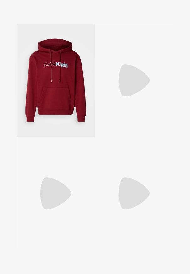 Bordový mikina s kapucňou vyrobená z fleecového materiálu, so klokánkovou kapsou, pružnými manžetami a bielym a modrým logom „Calvin Klein NEW YORK“. ; Biele krátke tričko s rukávmi a okrúhlym výstrihom, s modrým a zeleným plameňovým textom "HUGO" cez hruď a modrou vnútornou nálepkou.; Čierne cargo nohavice vyrobené z bavlny s voľným strihom, majú bočné vrecká, zapínanie na gombík a rovné nohavice. Jednoduchý dizajn bez vzorov.; Čierne kožené mokasíny s okrúhlou špičkou, predným pásikom a nízkou gumovou podrážkou. Obsahujú jemné švy a zadný poutko.