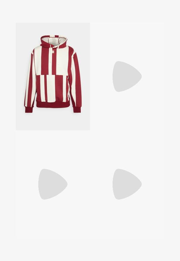 Nike Performance Pulover s kapuco - team red/coconut milk; Bela bombažna majica s kratkimi rokavi, krožnim izrezom in sproščenim fitom. Gladka tekstura brez vidnih vzorcev ali akcentov.; Temno modri kavbojke z visokim pasom, ravnim krojem, kontrastnim šivom in žepekami na sprednji strani.; Sive športne čevlje z zgornjim delom iz mrežastega in semiš materiala, belimi akcenti, oblazinjenim podplatom ter edinstvenim dizajnom z odsevnimi elementi.