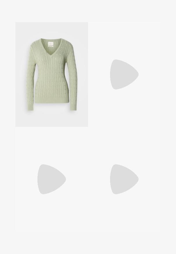 Pulover tricotat de culoare verde deschis, cu decolteu în V, prezentând un model de cablu și manșete cu nervuri. Accesoriu mic cu logo pe piept.; Jeans din denim albastru deschis cu talie înaltă, croială evazată, două buzunare laterale și un design pliat. Textură moale cu un finisaj decolorat.; Mocasini din piele neagră, cu vârf rotunjit, talpă groasă texturată și detalii minimale de cusătură. Design elegant, fără șireturi sau accesorii vizibile.; Geantă de umăr din piele neagră netedă, cu un vârf curbat, bretea unică, închidere cu fermoar și mică emblema argintie pe centrul din față.