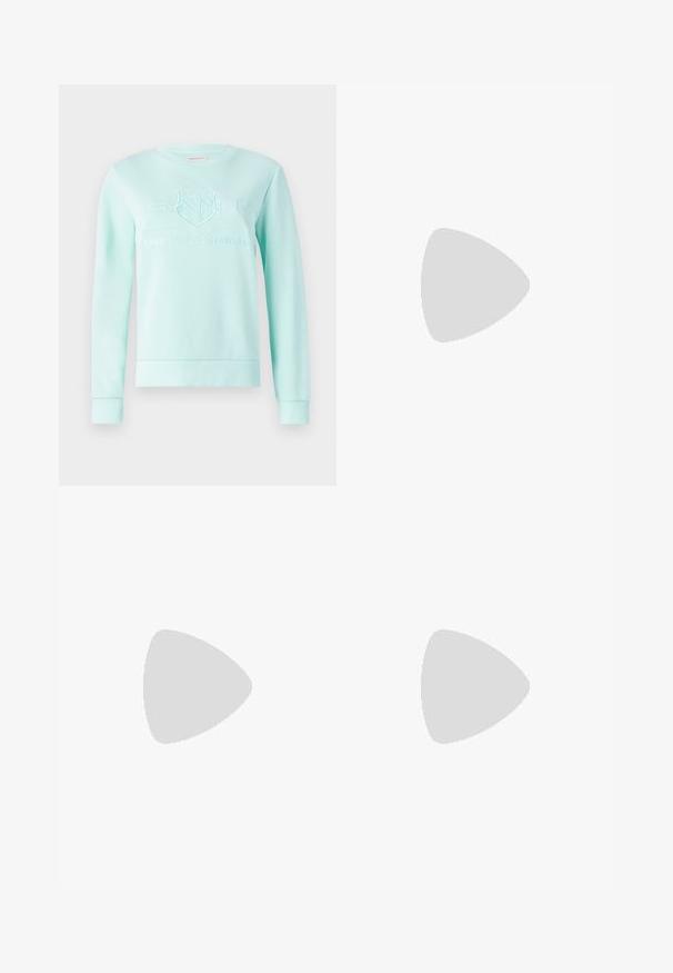 Gaiši zils kokvilnas krekls ar apaļu kaklu, ribotām aprocēm un apakšmalu. Uz priekšpuses centrā ir reljefs ar logo un tekstu.; Melnas pielāgotas bikses ar taisnu kāju dizainu, kas raksturojas ar gludu faktūru un asiem krokām pa priekšu. Nav redzamu metāla detaļu.; Tumši brūni sporta apavi ar melnu odere, izcelta logo uz sānu, baltā bieza zole un gumijas krāsas ārējā zole uz vienkārša fona.; Melnas ādas roku soma ar struktūru, ar īsu formu, augšējo rokturi un zelta aksesuāriem. Iekļauta regulējama plecu siksna.