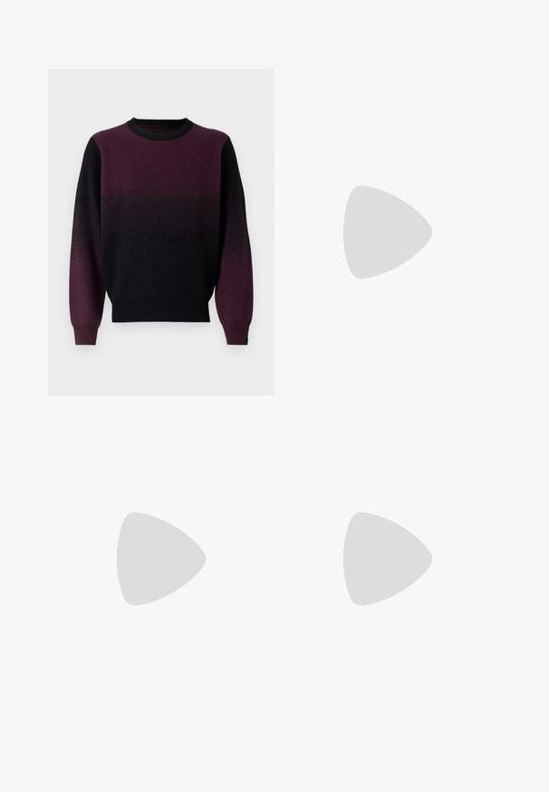 Pullover-Pullover in einem Verlauf von Schwarz zu tiefem Lila. Weicher Strickstoff, runder Halsausschnitt und lange Ärmel. Gerippte Bündchen und Saum.; Weißes T-Shirt mit kurzen Ärmeln aus Baumwolle, das über einen Rundhalsausschnitt und einen lockeren Schnitt mit geradem Saum verfügt. Keine Muster oder Verzierungen.; Beige schmal geschnittene Shorts mit geradem Schnitt, ausgestattet mit Gürtelschlaufen, gefaltetem Vorderteil und einer glatten Baumwolltextur. Keine Taschen oder zusätzliche Details.; Braune Lederloafers mit einem geflochtenen Detail und einem goldenen Akzent. Flacher Holzabsatz mit schwarzem Gummigriff. Glatte Textur, klassisches Design.; Schwarze rechteckige Brille mit klaren Gläsern, ausgestattet mit einer flachen Brücke und schlanken Bügeln, die eine glatte Kunststoffstruktur präsentieren.