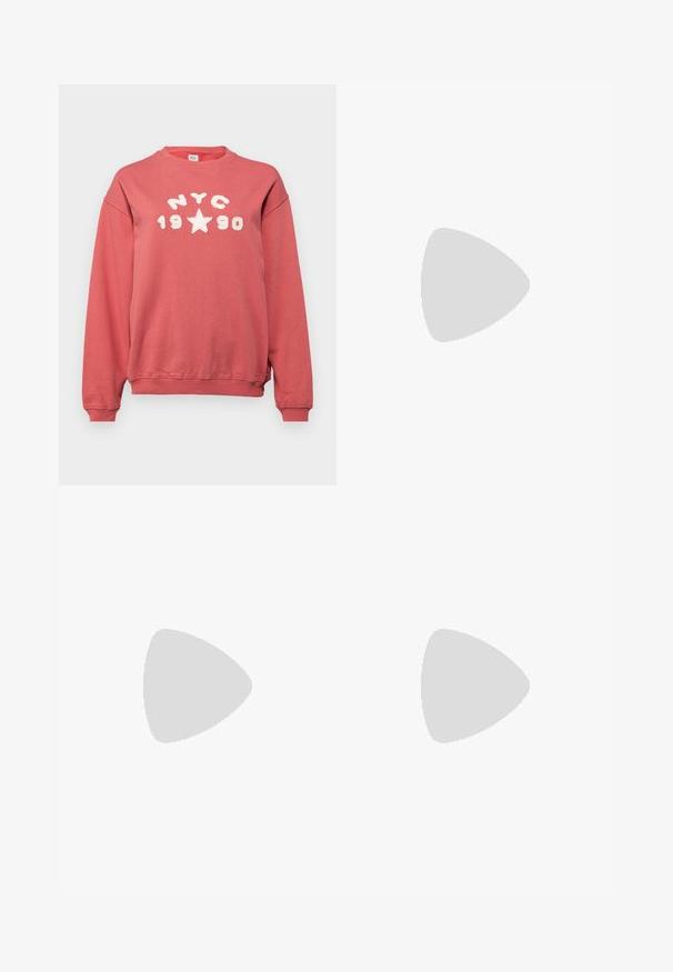 Sudadera color óxido con cuello redondo. Presenta "NYC 1990" y una estrella en bordado blanco. Corte holgado con puños y dobladillo acanalados.; Jeans de tiro alto y pernera ancha en azul claro, con cierre frontal de botón y cremallera, y bolsillos delantero y trasero, sobre un fondo blanco.; Zapatillas de lona azul claro con una puntera y suela de goma crema, que cuentan con cordones blancos y una lengüeta en el talón.; Bolso de piel negra con forma curva, correa desmontable y herrajes dorados. El bolso cuenta con una solapa con un detalle de hebilla.