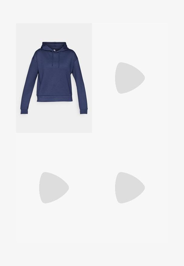 Sweatshirt azul-marinho com capuz e mangas compridas, com cordão no pescoço e punhos e bainha canelados. Feito de material suave e texturizado.; T-shirt preto de mangas longas, feito de algodão, com decote redondo. Apresenta um pequeno logótipo branco na área esquerda do peito. Design simples e ajuste confortável.; Calças cargo pretas em nylon com fechos de correr removíveis, punhos ajustáveis, múltiplos bolsos e um logótipo na perna direita. Textura suave e leve.; Sapatilha atlética beige e creme com parte superior em malha texturizada, sobreposições de suporte e sola de borracha com um padrão de cravo para tração.