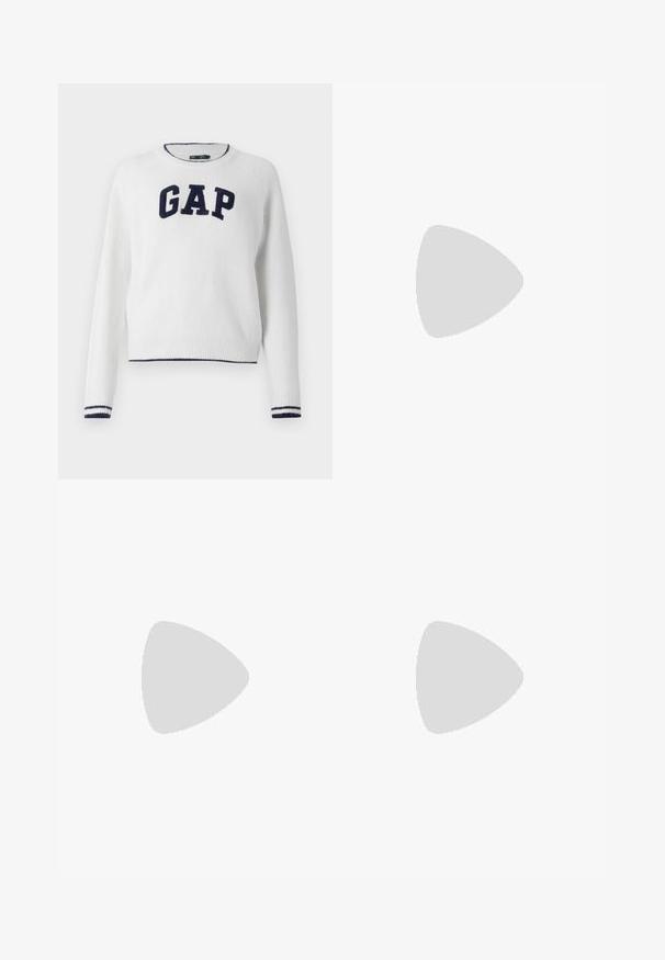 Pulover alb din tricot cu guler rotund, având inscripția "GAP" în albastru închis pe piept și accente cu dungi de bleumarin la manșete și tiv.; Jeans din denim de un albastru deschis, cu croi drept, design cu cinci buzunare și închidere cu buton. Prezintă decolorări subtile și cusături accentuate de culoare portocalie.; Botine bej din suede cu o textură moale, detalii cusute și o talpă din cauciuc, având un călcâi cu buclă pentru o utilizare ușoară.; Geantă tote din suede maro, cu două mânere lungi, caracterizată printr-o textură netedă, un design simplu și fără accesorii sau elemente metalice vizibile.
