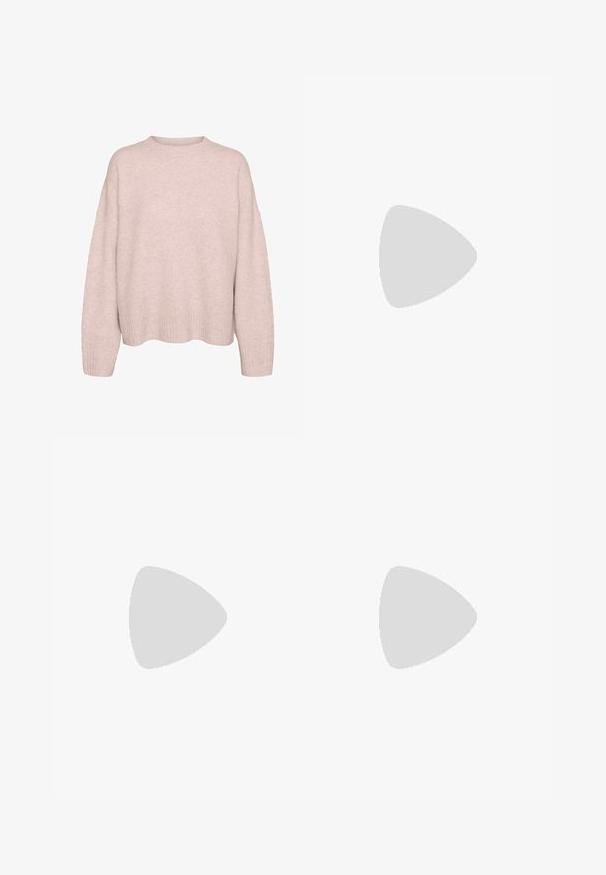 Pulover tricotat cu mânecă lungă, de culoare roz deschis, cu manșete și tiv cu nervuri și guler rotund, expus pe un fundal alb.; Pantaloni largi negri, confecționați dintr-un material fin, cu un talie ajustată și pliuri frontale subtile pentru un plus de textură.; Cizme negre până la genunchi, fabricate din piele netedă, cu vârf ascuțit, toc pătrat și o decupare în formă de V în partea de sus.; Geantă de umăr din piele de vacă maro și crem, cu o bandă din piele netedă, închidere cu fermoar și o suprafață moale, texturată, cu un model natural.