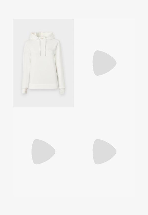 Sudadera blanca con capucha, mangas largas y un bolsillo frontal. Presenta un logo en relieve en el pecho y cordones ajustables. Textura suave.; Falda midi de cuero beige con una textura suave, cinturilla ancha y dobladillo acampanado; presenta costuras cosidas para un detalle adicional.; Mules de cuero negro con punta afilada y tacón bajo y cuadrado. Textura suave con un diseño elegante. Parte trasera abierta con detalles mínimos.; Bolso de mano de cuero beige con una forma triangular estructurada, que cuenta con un asa de cadena plateada y un logotipo en cursiva de metal.
