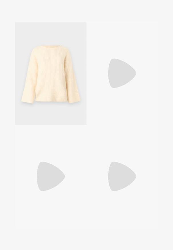 Kremfarget ribbestrikket genser med rund hals og lange, noe utsvingte ermer. Myk tekstur og avslappet passform.; Svart, kortermet turtleneck topp laget av ribbet stoff, med en slim fit og høy krage-design. Enkel og teksturert mønster.; Mørke denim flared jeans med en tettsittende midje, med frontknapplukking, fem lommers design og sømdetaljer langs beina.; Brune daim ankelstøvler med en bløt foring, tykk beige plattformsåle og en bakre trekkflik. Teksturert overflate med synlige stikningsdetaljer.