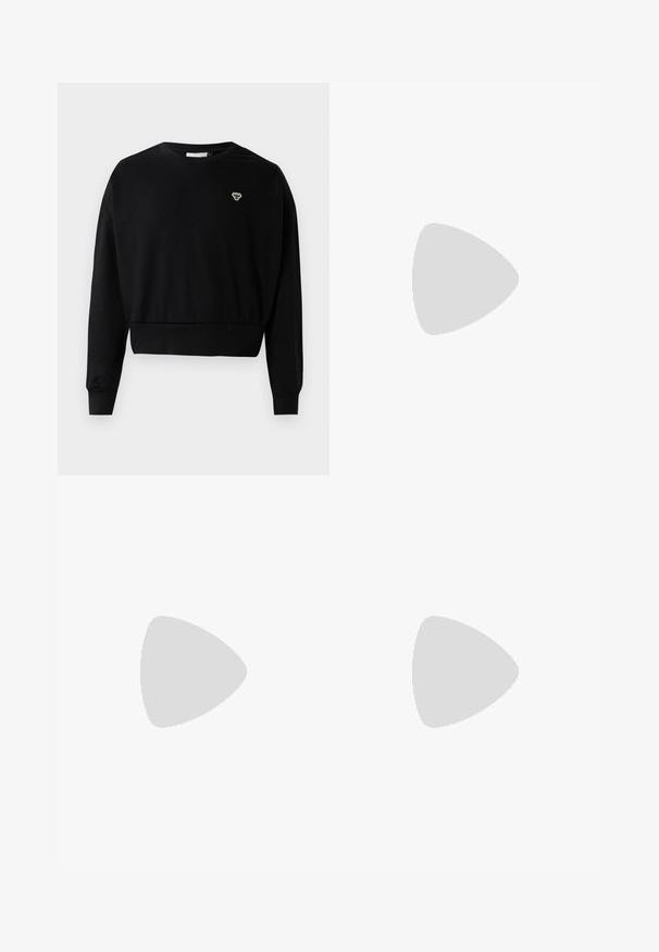 Sweatshirt preto cropped com decote redondo, mangas longas e um pequeno logotipo bordado no peito, feito de uma suave mistura de algodão.; Calças de fato de treino pretas, com cintura elástica e um corte solto, com punhos nas pernas, textura suave e sem padrões visíveis ou detalhes de metal.; Sapatilha Nike Air Max 90 branca com parte superior em malha e couro, caixa de dedos perfurada e uma unidade de ar visível no calcanhar.; Óculos de sol pretos com acabamento mate, lentes retangulares, leve curvatura nas hastes, detalhe sutil do logo e lentes de cor fumada.