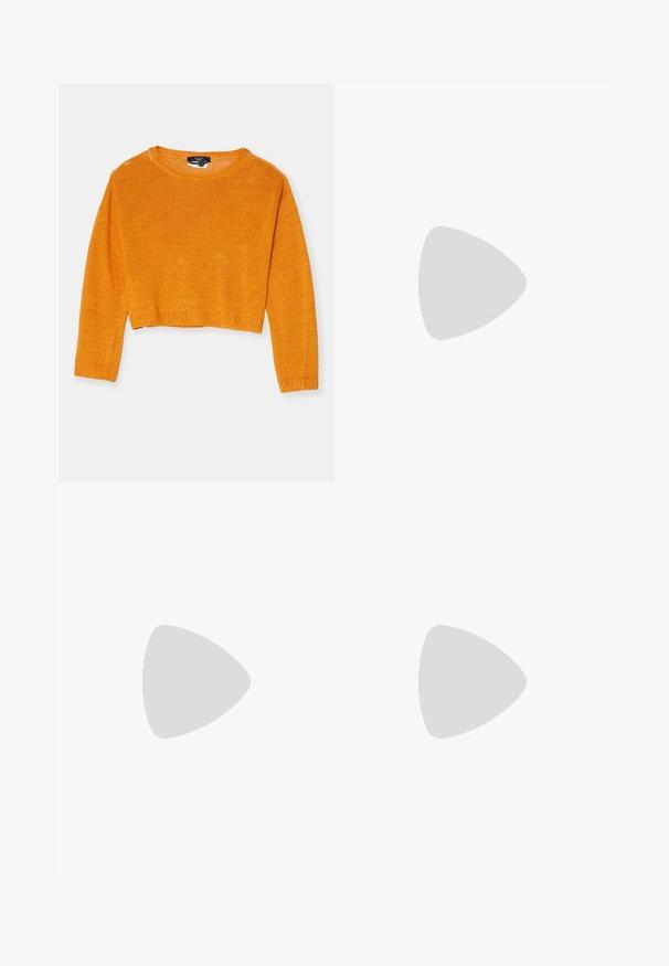 Gekürzter Pullover in leuchtendem orangefarbenen Strick, mit Rundhalsausschnitt, langen Ärmeln, geripptem Saum und dezent strukturiertem Finish.; Langärmliges Rollkragenoberteil aus einem gemusterten Stoff mit goldenen und schwarzen Tiermotiven, glatter Textur und figurbetontem Design.; Helle blaue Schlagjeans aus Denim, mit einem distressed Design und fransigen Akzenten. Zwei Fronttaschen und ein Knopfverschluss an der Taille.; Schwarze Lederloafer mit einer dicken Gummisohle, weißer Naht und gewelltem Detail auf dem Spann. Glatte Textur und polierte Oberfläche.