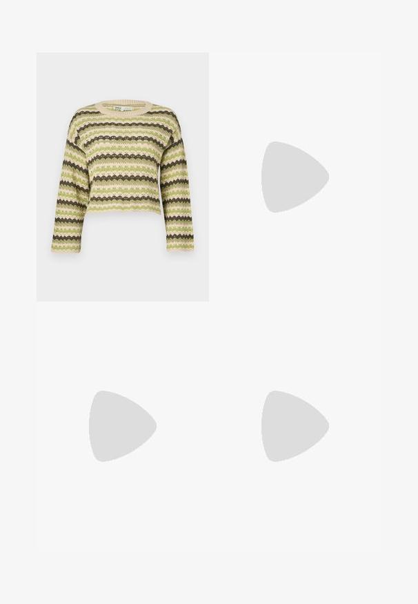 Heklet genser med grønne, beige og mørkebrune horisontale striper med en bølgete design, kort lengde og ribbestrikket hals.; Grå plissert skjørt med en glatt tekstur, med flere vertikale folder og en figursydd midje. Laget av lett stoff.; Svart lær slingback sko med spiss tå og smal, buet hæl. Har en diskret justerbar rem med en metallspenne.; Svart faux skinn-håndveske med krokodilletekstur, strammet topp og en rynket stropp. Ser myk og kompakt ut i designen.