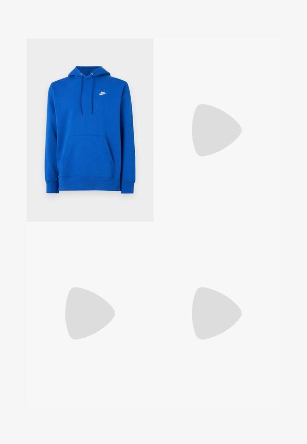 Camisola com capuz azul feita de tecido macio, equipada com um bolso frontal, capuz com cordão ajustável e um logótipo branco da Nike no peito.; Calças de fato de treino cinzentas com cintura elástica e cordão. Feitas de tecido macio, apresentam pernas direitas e um detalhe subtil do logótipo.; Sapatilha Nike Air Max 90 branca com parte superior em malha e couro, caixa de dedos perfurada e uma unidade de ar visível no calcanhar.; Óculos de sol pretos com acabamento mate, lentes retangulares, leve curvatura nas hastes, detalhe sutil do logo e lentes de cor fumada.