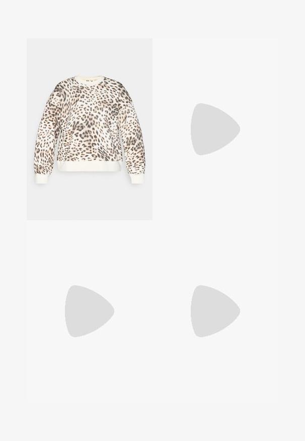 Bluza w panterkę na kremowym tle, z okrągłym dekoltem i ściągaczami. Miękka tkanina z luźnym krojem i wyraźnym zwierzęcym wzorem.; Biała dopasowana koszulka z krótkimi rękawami, w połączeniu z jasnzielonymi spodniami na elastycznym pasie. Gładka tekstura, minimalistyczny design i brak widocznych wzorów.; Czarne legginsy wykonane z gładkiego, elastycznego materiału. Wysoki stan, dopasowany krój oraz małe logo na lewej nodze.; Czarne buty sportowe z teksturowanym materiałem, białą podeszwą i czarnymi sznurowadłami. Nosi je osoba w białych skarpetkach w prążki, stojąca na jasnej powierzchni.