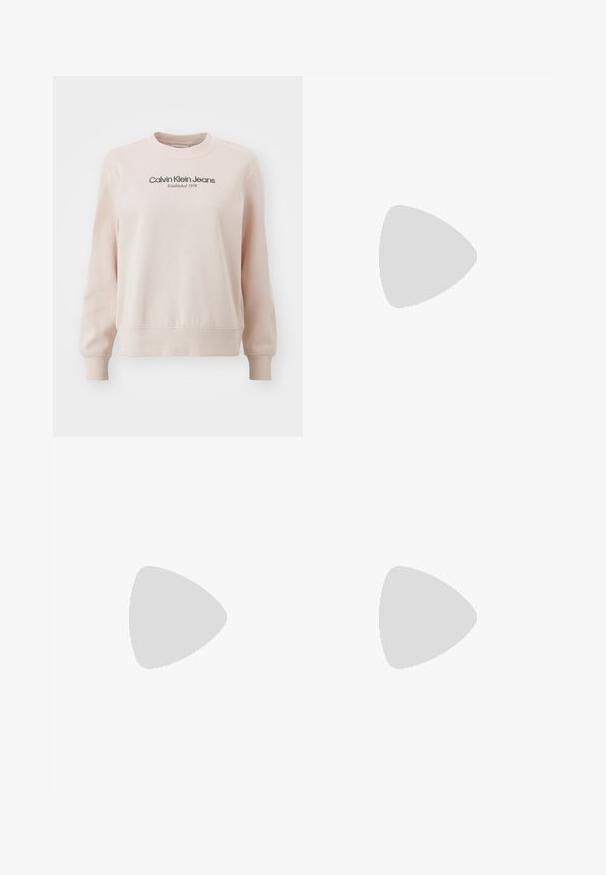 Calvin Klein Jeans INSTITUTIONAL GRAPHIC - Melegítőfelső - peach whip; Egy világos kék, bő szárú farmernadrág, magas derekú, elhalványult mosással és finom batikolt mintával az elején.; Fehér alacsony szárú edzőcipő fekete saroktabbal, platform talppal, fűzőkkel és Calvin Klein "CK" logóval az oldalán.; Calvin Klein STATEMENT LINKS - Fülbevalók - silver-coloured