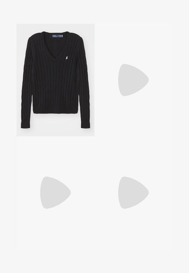 Suéter preto de malha canelada em forma de V com punhos e barra canelados. Apresenta um pequeno logótipo bordado no peito. Feito de fio texturizado.; Calças beige ajustadas com cintura alta, frente plissada, pernas afinadas e bainhas dobradas. Tecido suave com uma textura refinada.; Sapatilhas de couro brancas, design de cano baixo, com textura suave, biqueira redonda, atacadores à frente e um pequeno logótipo bordado na lateral.; Bolsa de couro preto em forma de meia-lua. Apresenta um detalhe em metais dourados e uma alça estreita. Textura suave, fechamento em zíper na parte superior.