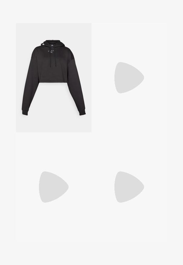 Svart cropped sweatshirt med hette, med lange ermer, snorer og en hvit logo på fronten. Glatt tekstur og avslappet passform.; Sorte leggins laget av elastisk stoff, med høy midje og en hvit logo trykt på nedre venstre ben. Glatt tekstur.; Hvite klumpete joggesko med en teksturert overflate, mesh-paneler og tykke gummisåler med fremtredende mønster. Snøring og trekkstrop er inkludert.; Svarte solbriller med en rund, litt bølgete ramme, mørke linser og rette svarte stenger. Glatt, glanset finish uten synlige mønstre.