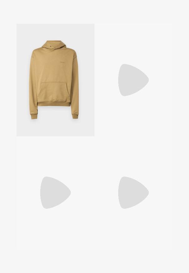 Bareen BOJAN  ciemnożółty; Biała koszulka z bawełny z nadrukowanym na piersi w zakrzywionym kształcie logo "LACOSTE SPORTSWEAR" w kolorach granatowym i oliwkowym.; Zielone sportowe spodnie we wzory z elastycznym pasem, zwężanymi nogawkami i geometrycznym wzorem w całej powierzchni. Wykonane z lekkiego materiału.; Białe skórzane trampki o gładkim wykończeniu, zaokrąglonym nosku, płaskich sznurówkach i teksturowanej podeszwie. Szary zamszowy akcent na pięcie.