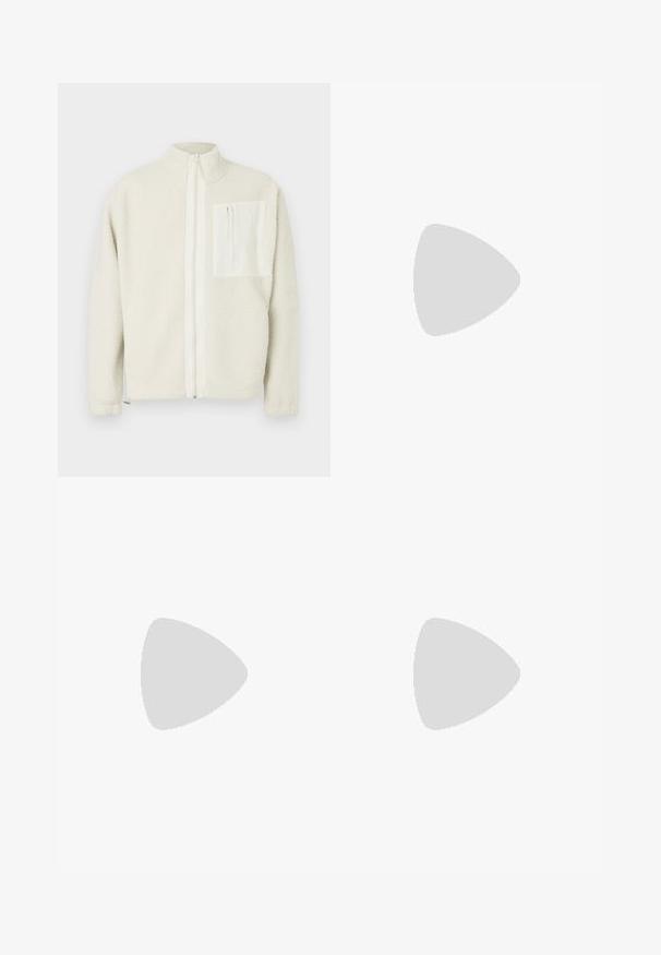 Veste en polaire blanche avec un col haut, fermeture éclair avant complète et une poche poitrine unique en matériau contrastant. Texture douce et coupe décontractée.; Deux t-shirts col ras du cou en noir et vert olive, fabriqués en coton doux. Le design est simple avec des manches courtes et une coupe droite.; Pantalons de sport noirs en tissu texturé, dotés d'une taille réglable, d'une poche latérale zippée et de chevrons resserrés.; Baskets blanches en cuir avec une épaisse semelle crème, un accent de talon bleu marine et un logo sur le côté. Texture lisse, design minimaliste, avec un système de laçage.
