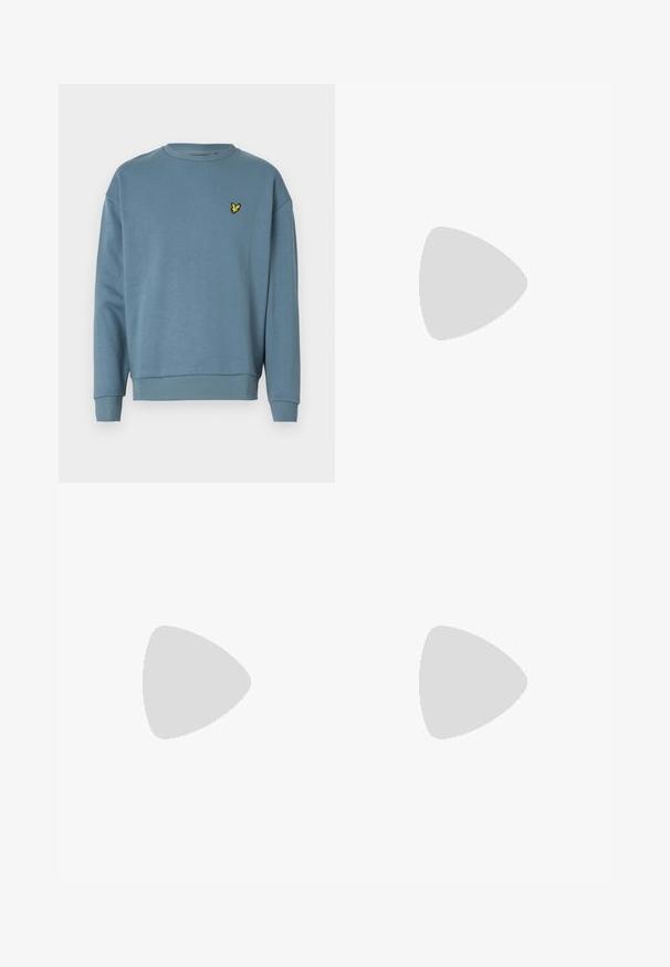 Lyle & Scott OVERSIZED CREW NECK - Camisola - light blue; Calções cargo bege com cintura elástica, dois bolsos laterais e um pequeno logótipo no canto inferior direito. Tecido suave e leve.; Calças largas em padrão xadrez castanho e azul, combinadas com sapatos brancos com detalhes pretos e solas texturizadas, contra um fundo verde.; Saco de mensageiro preto feito de material liso, apresentando uma aba dobrável, fechos de hardware prateados e uma alça de ombro ajustável.