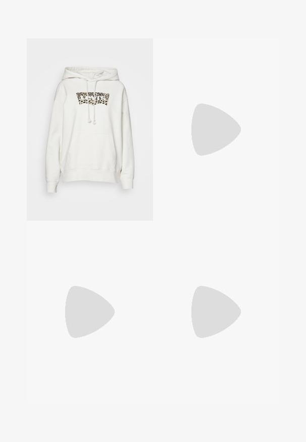 Levi's® - Bluza; Szare dżinsy o szerokich nogawkach z denimu. Posiadają wyblakłe detale, pięciokomorowy krój oraz zapięcie na guzik w pasie.; Czarne sportowe buty z szarymi akcentami, gładka syntetyczna cholewka, teksturowana podeszwa, zaokrąglony nos, płaskie sznurowadła. Klasyczny design z detalem logo.; Owalne okulary przeciwsłoneczne z zielonymi soczewkami, czarnym plastikowym frontem i cienkimi, złotymi metalowymi zausznikami. Charakteryzują się minimalistycznym designem i gładką teksturą.