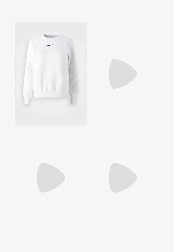 Grå hettegenser laget av myk stoff, med rund hals, lange ermer, og en subtil svart Nike-logo på brystet.; Lysegrå collegebukser med snor i livet, smalnede ben og en liten hvit logo på venstre lår. Laget av et mykt, teksturert stoff.; Lys grå sportsko med overdel i mesh og syntetisk materiale, med snøring, polstret krave og strukturert såle for grep.; Sølv øreringer i form av ringer med en glatt, polert overflate og sømløst design, som har avrundede kanter og en sikker lås.