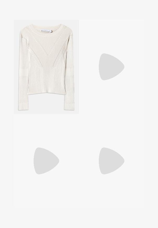 Sweater creme canelado com um decote largo, mangas longas e padrões angulares distintos ao longo da frente e das mangas, apresentando um acabamento texturizado.; Calças pretas com uma cintura elástica e cordão ajustável, apresentando um design de perna reta e uma textura suave. Sem padrões ou detalhes.; Bota ankle preta em pele com uma textura suave, bico fino e um salto alto robusto. Apresenta uma abertura lateral e um design minimalista.; Saco de couro preto com uma alça de corrente prateada, apresentando ornamentos em forma de asas e costura branca ao longo da costura inferior.