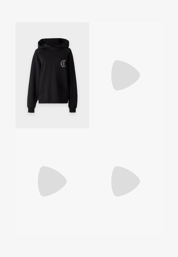 Felpa nera con cappuccio e maniche raglan, caratterizzata da un logo testurizzato in argento sul lato sinistro del petto e polsini e orlo a coste.; Pantaloni neri su misura realizzati in un tessuto liscio, con un design a gamba dritta e due tasche laterali. Costruzione elegante e minimalista.; Pantofole da balletto nere in pelle con punta arrotondata, texture liscia, dettagli di cucitura minimi e design con suola flessibile.; Borsa a mano in pelle nera con forma arcuata, caratterizzata da un design decorativo sulla parte anteriore, una maniglia corta e dettagli in metallo dorato.