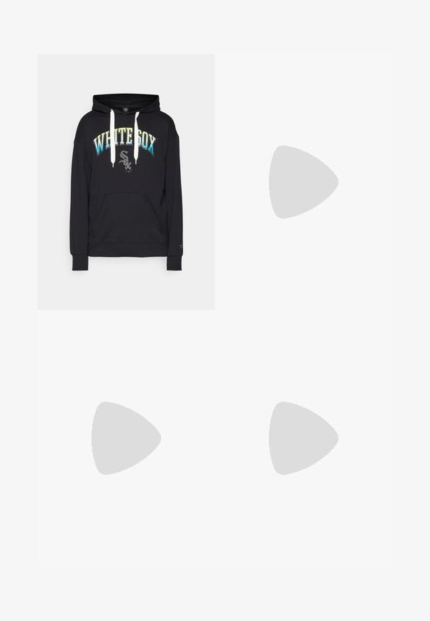 Sort hættetrøje med en frontlomme, prydet med "WHITE SOX" i en gradient tryk fra blå til grøn og et logo på den nederste front. Klassisk design.; Hvid ærmeløs sportsskjorte lavet af letvægtsmateriale. Har rund halsudskæring og et lille sort Nike-logo øverst til venstre.; Sorte Nike joggers med elastisk talje, tapered ben og en diskret logo-accent. Fremstillet af glat stof med et enkelt design.; Hvide lædersneakers med perforeringer, rund tå, flad sål og tykke snørebånd, med et synligt swoosh-logo og "AIR" på hælen.