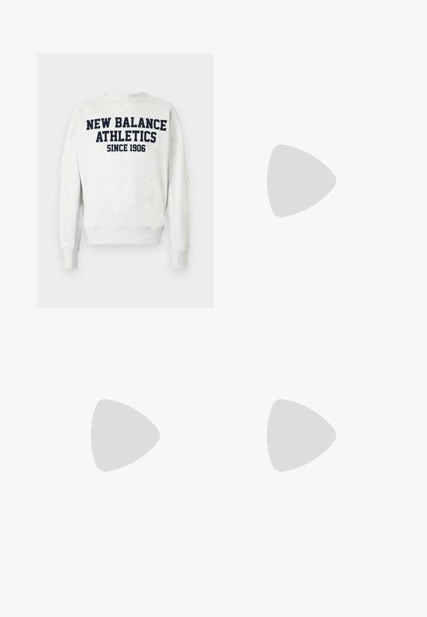 Pelēka džemperis, kas izgatavots no mīksta materiāla, ar apaļu kakla izgriezumu, ribotiem aprocēm un izteiksmīgu tumši zilu drukājumu "NEW BALANCE ATHLETICS SINCE 1906" aizmugurē.; Balta kokvilnas t-krekls ar apaļu izgriezumu, īsām piedurknēm un mazu melnu "W.W." logotipu kreisajā krūtī. Gluda tekstūra, regulāra piegrieznes.; Brūnas kokvilnas universālās bikses ar taisnu kāju dizainu, ar priekšējiem kabatām un metāla aksesuāriem, lai nodrošinātu papildu izturību.; Melnas augstas kedas ar baltu zoli un auklām, apvienotas ar brīvām zilām džinsām, atpūšoties uz pelēka margotā balsta.
