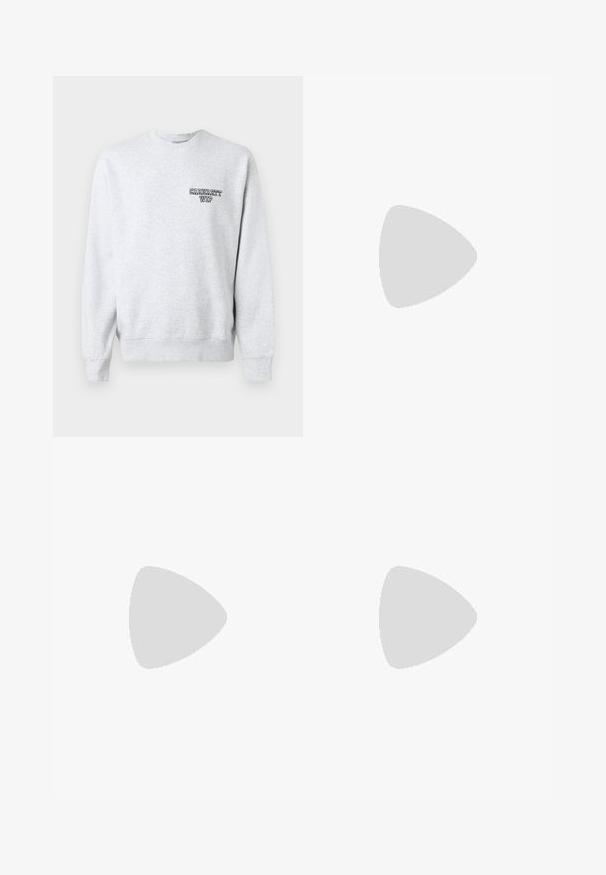 Grå sweatshirt med rund halsudskæring, ribbede manchetter og kant. Har et lille sort "Carhartt WIP" logo på venstre bryst. Materialet er en blanding af bomuld.; Tre hvide ribbede tanktops lavet af bomuld. Har en rund hals og små sorte mærker nær sømmen. Fås i flere størrelser.; Royal blue træningsbukser med elastisk talje og manchetter, hvide buede reflekterende striber på lårene og lille hvidt logo på højre side.; Hvid og lysegrå atletisk sneakers med en overdel i mesh og syntetisk materiale, polstret krave, teksturerede accenter og en tyk gummisål.