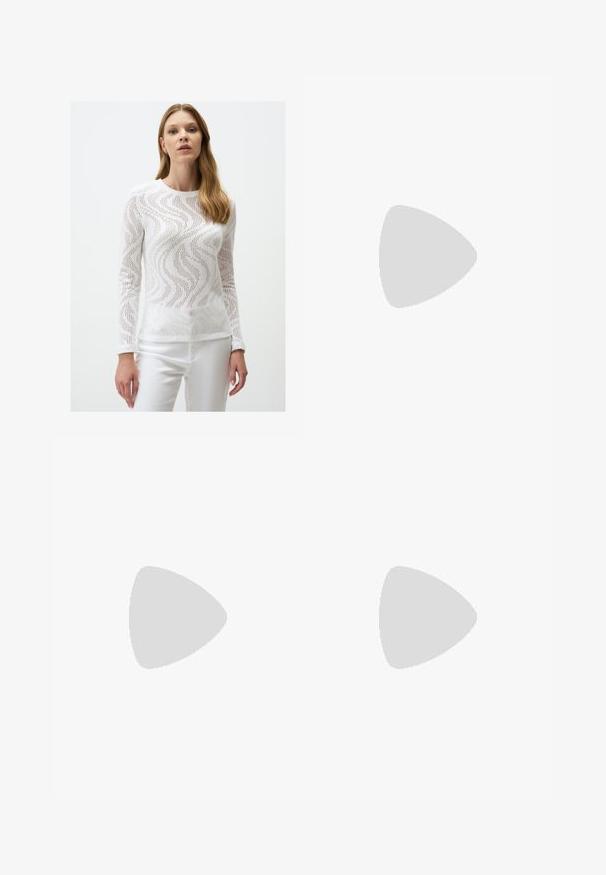 Top bianco a maniche lunghe con un motivo a taglio ondulato, realizzato in tessuto knit leggero, dotato di scollo rotondo e polsini.; Pantaloni larghi bordeaux realizzati in tessuto morbido, con vita elasticizzata, due tasche laterali e una silhouette rilassata.; Scarpe appiattite bianche in pelle con punta affusolata, dotate di borchie argentate e due cinturini con fibbia sulla parte superiore. Fodera interna nera.; Borsa a mano in pelle rossa con parte superiore arrotondata, forma conica strutturata, manico corto e tracolla removibile. Presenta dettagli in hardware dorato.