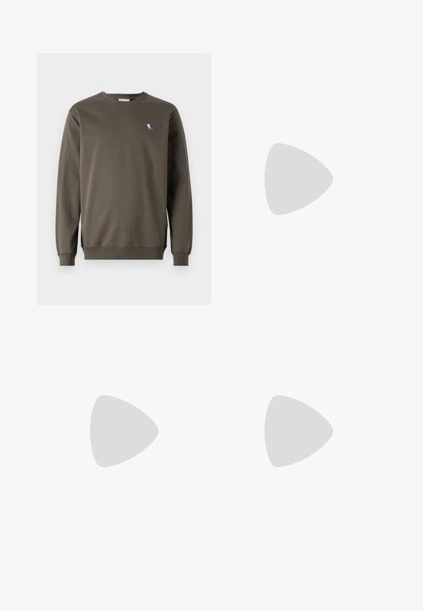 Grauer Rundhalsausschnitt-Pullover aus Baumwolle mit gesticktem blauen und weißen Vogel auf der linken Brust und gerippten Bündchen.; Zwei Rundhals-T-Shirts in Schwarz und Olivgrün, aus weichem Baumwollstoff gefertigt. Das Design ist schlicht mit kurzen Ärmeln und geradem Schnitt.; Schwarze Sporthosen aus strukturiertem Stoff, mit verstellbarem Bund, seitlicher Reißverschlusstasche und schmal zulaufenden Bündchen.; Weiße Ledersneaker mit einer dicken cremefarbenen Sohle, navyfarbener Ferse und seitlichem Logo. Glatte Textur, minimalistisches Design mit Schnürverschluss.