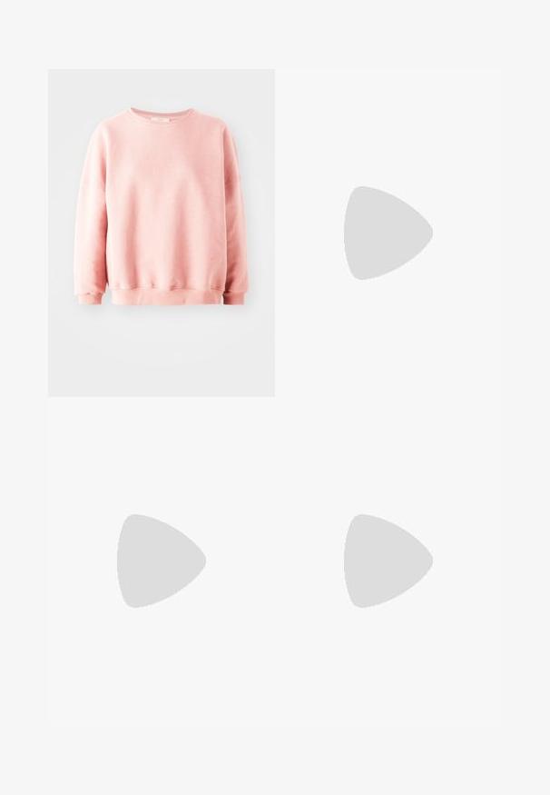 Felpa rosa realizzata in morbido tessuto, con scollatura a girocollo, maniche lunghe e polsini e orlo a coste. Design semplice e minimalista.; Pantaloni neri su misura con un design a gamba dritta, caratterizzati da una texture liscia e pieghe ben definite sul davanti. Senza hardware visibile.; Tacchi slingback in pelle nera con punta affusolata, caratterizzati da un tacco alto e un accento dorato sulla cinghia regolabile. Texture liscia.; Borsa a mano in pelle nera con un design strutturato, caratterizzata da una forma corta, manico superiore e accessori in metallo dorato. Inclusa tracolla regolabile.