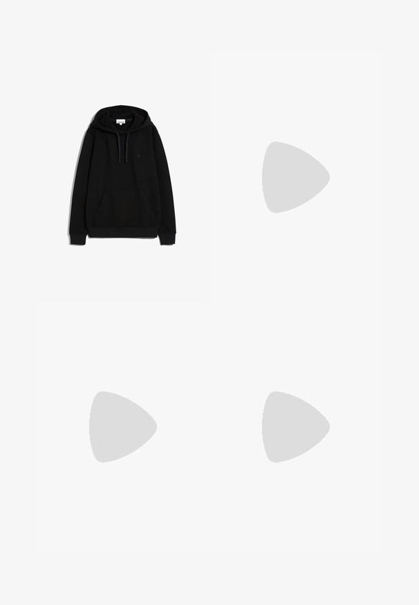 Hoodie noir en tissu doux, avec une poche avant, des poignets et un ourlet côtelés, une capuche à cordon de serrage et un petit logo sur la poitrine.; T-shirt blanc à manches courtes en coton, avec un col rond et une coupe décontractée. Texture lisse, sans motifs ni accents visibles.; Pantalons larges noirs en tissu doux avec une taille élastique et un cordon de serrage réglable, dotés de poches latérales et d'une texture lisse.; Bottines en cuir noir avec un laçage à l'avant, des coutures jaunes, un bout rond et une semelle en caoutchouc épaisse et texturée.; Lunettes de soleil en métal avec des verres ovales verts. Monture en métal argenté mince et embouts d'oreille noirs. Design minimaliste, sans logos visibles.
