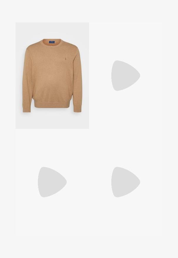 Beige rundhalsad tröja i mjukt tyg, med ribbad halsringning och mudd, samt en liten broderad logotyp på bröstet.; Vit kortärmad skjorta med knappar, tillverkad i bomull, med klassisk krage och broderad logotyp på vänster bröst.; Marina bomullbyxor med avslappnad passform, som har veck framtill, två sidofickor och en knappknäppning i midjan.; Bruna läder snörskor för män med slät yta och staplad klack mot vit bakgrund.