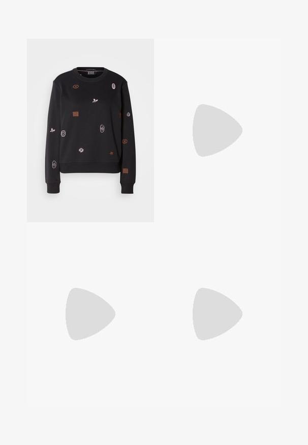 Sweatshirt noir à manches longues, arborant des motifs brodés colorés, incluant des feuilles et des formes géométriques, avec des bords côtelés aux poignets et à l'ourlet.; Pantalons larges noirs en tissu texturé, avec une taille élastique et une ceinture à nouer amovible à la taille pour un ajustement variable.; Escarpin en cuir noir avec un bout pointu et un petit talon bloc. Doté d'une bride de cheville avec une boucle dorée. Texture lisse.; Sac à main noir à la forme structurée, texture lisse et fermoir métallique. Associé à un pantalon noir ample et des sandales ouvertes sur un sol en bois.