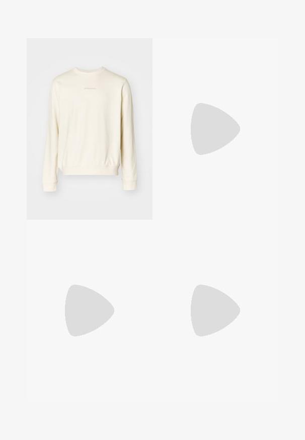 Kremowy sweatshirt z długimi rękawami, okrągłym dekoltem, ribbowymi mankietami i dolnym wykończeniem. Posiada minimalne logo tekstowe na piersi w subtelnym odcieniu.; T-shirt w oliwkowym kolorze z bawełny z dużym czarnym logo Levi's z przodu. Klasyczny okrągły dekolt i krótkie rękawy, gładka tekstura.; Oliwkowe spodnie cargos wykonane z wytrzymałej bawełny. Posiadają liczne kieszenie, kieszeń boczną na zamek oraz zwężane nogawki z lekko teksturowanym wykończeniem.; Czarne wysokie trampki z kanwy z białymi gumowymi podeszwami i sznurówkami, z okrągłym logo z boku, w zestawie z dżinsami i czarnymi spodniami.