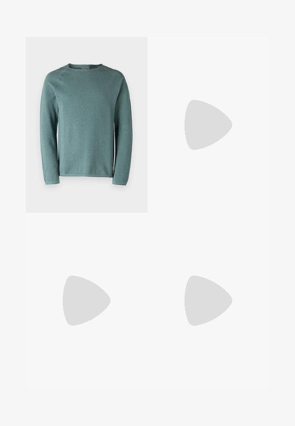 Jack & Jones JJEHILL CREW NECK  - Pulóver - goblin blue; Világoskék farmernadrág egyenes szárú kivitelben, gombos záródással, öt zsebbel és enyhe kopásokkal.; Fehér bőr sportcipő sima felülettel, kerek orral, lapos fűzőkkel és textúrált talppal. Szürke velúr díszítés a saroknál.; Fekete téglalap alakú napszemüveg sötét lencsékkel. Fényes keret, egyenes karok enyhe ívvel. Minimalista dizájn, díszítések nélkül.