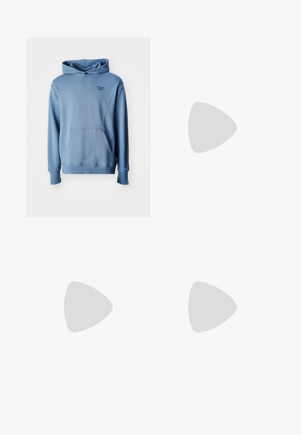Modrá mikina s kapucí a klokánkovou kapsou, kulatou kapucí se stahovací šňůrkou, žebrovanými manžetami a spodním lemem. Na hrudi je logo Reebok. Hladká tkanina z bavlněné směsi.; Černé bavlněné tričko s krátkým rukávem a kulatým výstřihem, s bílým logem a nápisy "Champion" na přední straně a rukávu.; Bavlněné široké kalhoty z kordu v odstínu tan. Mají texturované, vertikální pruhy, standardní pas a dvě přední kapsy.; Bílé kožené tenisky s šedými akcenty, vybavené perforovanou špičkou, plochými tkaničkami a vzorovanou podrážkou. Logo New Balance na boku.