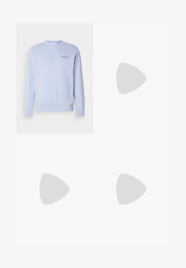 Svetlomodrá mikina z prímesového bavlneného materiálu, ktorá má okrúhly výstrih, dlhé rukávy, rebrované manžety a malú čiernu logo na hrudi.; Biela bavlnená tričko s krátkymi rukávmi a okrúhlym výstrihom, s čiernym logom CK na ľavej strane hrude, štandardná veľkosť, hladká textúra.; Čierne nohavice s hladkým povrchom, rovného strihu, s dvoma prednými vreckami a jedným gombíkom na uzatvorenie v páse.; Čierne kožené tenisky s hladkým povrchom, zaoblenou špičkou, tonálnym šitím, šnurovaním vpredu a plochou gumovou podrážkou. Obojok na päte.