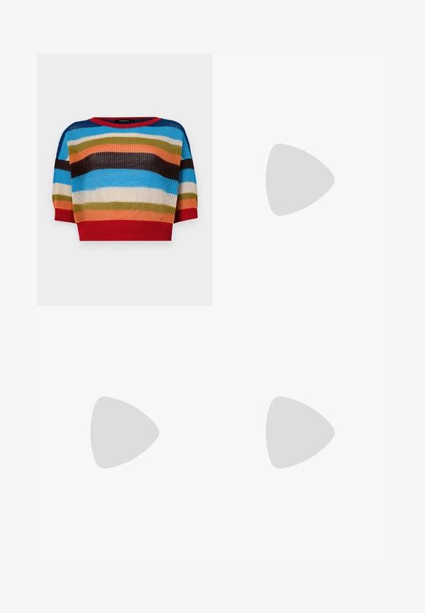 Mitmevärviline lühike kudumisjakk, millel on horisontaalsed triibud sinises, oranžis, rohelises, prunas ja punases, ribaga kaeluse ja mansettidega.; Tumesinine laiad püksid puuvillast mitmete taskutega. Omaduseks on värviline tikandtekst ja graafika, sealhulgas südamed ja mängulised fraasid.; Musthave mustika tantsutossud mustast nahast, ümmarguse varbaga, siledast tekstuurist, minimaalse õmblusdetailiga ja paindliku tallakujundusega.; Pruunist nahast käekott, millel on klapiga sulgur, kuldne riistvara, õlarihm ja sile tekstuur. Kompaktne ristkülikukujuline vorm.