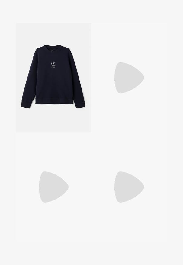 Felpa blu navy realizzata in morbido cotone, con scollatura rotonda, maniche lunghe e un piccolo logo bianco sul petto.; Filippa K TERRY CROPPED TROUSERS - Pantaloni - sage melange; Sneaker in pelle bianca con una finitura liscia, punta rotonda, lacci piatti e suola testurizzata. Presenta un logo discreto sul tallone.; Occhiali da sole neri rotondi con lenti scure e sottili bracci in metallo. Include punte trasparenti e accenti argentati alla cerniera. Design minimalista.