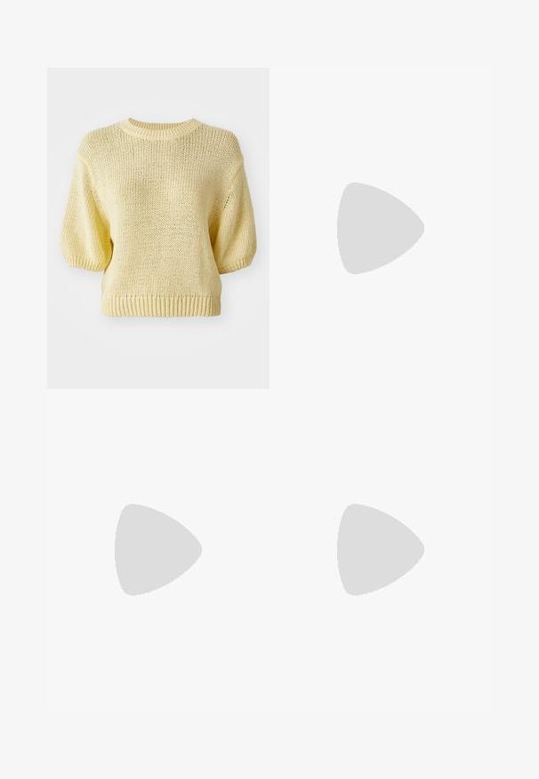 Suéter amarelo de malha com decote redondo, mangas curtas em balão e barra canelada. A textura é em malha solta, proporcionando um aspeto casual.; Calças largas pretas com cintura alta, detalhes em botão na cintura e pregas frontais.; Botim de tornozelo em pele sintética preta com bico apontado e salto bloco de altura média. Textura suave e design minimalista.; Bolsa tote preta em couro com duas alças longas, textura suave e forma estruturada. Apresenta um bolso frontal para armazenamento adicional.