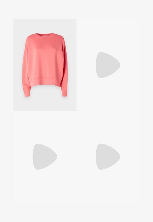 MSCH Copenhagen DALVINA IMA Q - Sweatshirt - sugar coral; Weißes Baumwoll-T-Shirt mit einem großen, leuchtend roten Hummer-Design auf der Vorderseite. Mit kurzen Ärmeln und klassischem Rundhalsausschnitt.; Rotes Maxikleid aus glattem Stoff. Kurze Ärmel mit weißem Besatz. Verfügt über ein kleines Logo auf der Brust. Figurbetontes Design, bodenlang.; Weiße hochwertige Leinensneaker mit schwarzer Gummisohle, vorderem Gummizehenschutz und sechs Ösen für Schnürsenkel, die ein sauberes, minimalistisches Design aufweisen.; Rote Lederhandtasche mit einem kantigen, geometrischen Design. Verfügt über einen verstellbaren Schulterriemen und einen Klappenverschluss mit genähten Details.