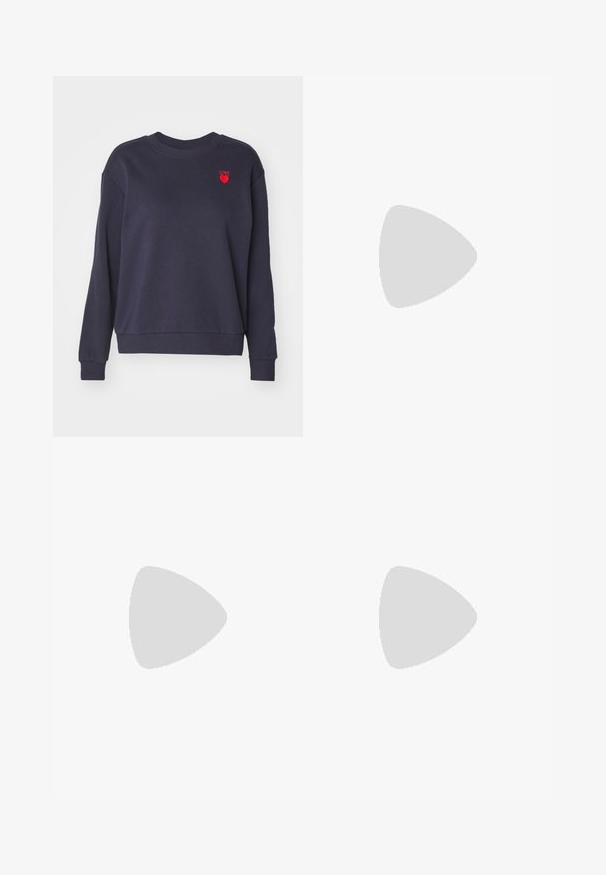Felpa blu navy con polsini e orlo a costine. Presenta sul lato sinistro del petto la scritta ricamata in rosso "LOVE" e un dettaglio a forma di cuore. Morbido al tatto.; T-shirt nera in cotone con accenti bianchi sul collo e sulle maniche, caratterizzata da tre strisce bianche su ciascun spalla e un piccolo logo sul petto.; Shorts bianchi a righe con una texture liscia, passanti per cintura e tasche laterali. Presentano un piccolo logo nero sul lato sinistro.; Sneaker in pelle nera con strisce bianche, punta in gomma, lacci neri e suola di colore crema. Texture liscia con finitura brillante.