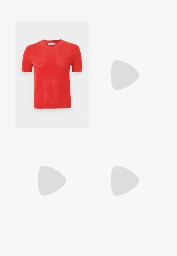 Rode korte mouw gebreide t-shirt met een geperforeerd ontwerp. Heeft een ronde halslijn en een rechte zoom. Het materiaal lijkt lichtgewicht en ademend.; Lichte blauwe denimshorts met een hoge taille, knoopsluiting, voorzakken en een rafelige zoom voor een ontspannen fit.; Zwart patent slingback hak met een spitse neus, voorzien van een gestructureerde slangenprint, verstelbare band en een korte, gestructureerde blokhak.; Zwarte lederen handtas met een gebogen ontwerp, voorzien van zilveren studs, een gesp en twee zijvakken. Verstelbare schouderband voor verschillende draagmogelijkheden.