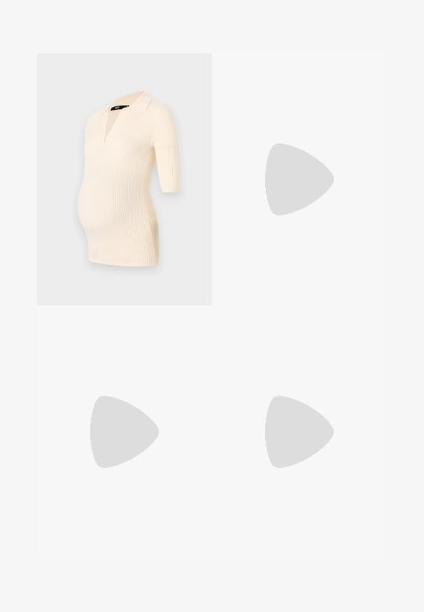 Top de maternidad de canalé crema con mangas cortas y cuello de polo, diseñado para adaptarse cómodamente a un vientre en crecimiento.; Tres camisetas de maternidad sin mangas en blanco, gris y negro. Fabricadas con tejido elástico, tienen tirantes ajustables y costuras laterales fruncidas para mayor comodidad.; Jeans de maternidad con piernas de denim azul y un panel abdominal elástico negro diseñado para soportar y cubrir una barriga en crecimiento.; Zapatilla blanca con un upper sintético suave, caja de dedos perforada, cordones planos y una suela texturizada, exhibida sobre una superficie de madera.