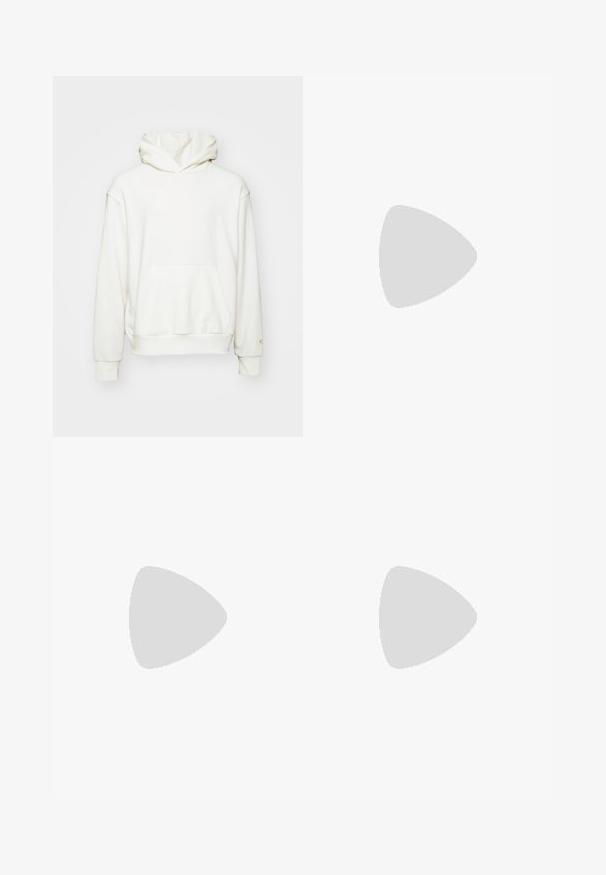 Bela kapuca iz mehkega materiala, s kenguru žepom, kapuco na vrvico in rebrastimi zapestji. Minimalističen dizajn z diskretnim logotipom.; Črna bombažna majica s kratkimi rokavi, okroglo izrezana, z belim "Champion" logom in besedilnimi odtisi spredaj in na rokavu.; Kordna široke hlače v tan barvi. Imajo teksturirane, vertikalne reške, standarden pas in dva sprednja žepa.; Bele superge iz bele usnja z sivimi elementi, z luknjasto prednjo stranjo, ravnimi vezalkami in vzorčastim podplatom. Na strani je logo New Balance.