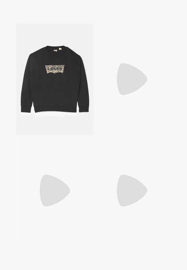 Svart hettegenser laget av bomull, med et leopardmønster logo på brystet, rund halslinje og ribbede mansjetter og hem. ; Vide benbukser i sort denim med glidelås i front, fem-lomme design og subtile sømdetaljer. Glatt tekstur og avslappet stil.; Svarte patentlær slingback hæler med spiss tå og geometrisk blokk hæl. Har et stilrent, minimalistisk design og jevn tekstur.; Svart lær tote bag med glatt tekstur, rektangulær form og to lange håndtak. Ingen synlige deler eller dekorasjoner.